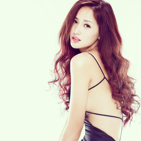 Mai Phương Thúy quyến rũ, Ngọc Trinh nuột nà không tì vết ảnh 1