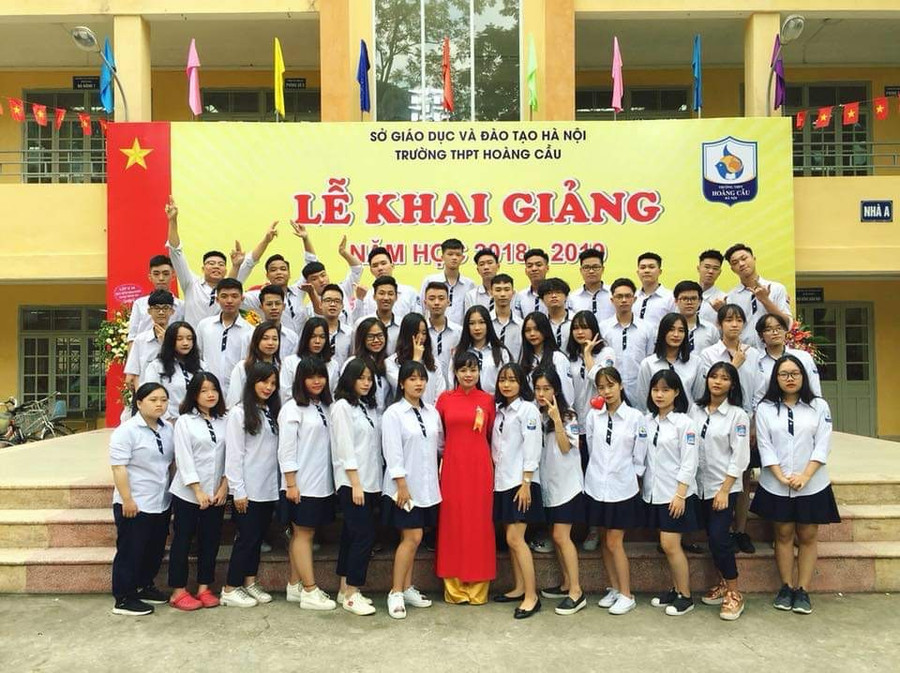 Cô Bùi Ngọc Lan cùng HS Trường THPT Hoàng Cầu trong ngày khai giảng. Ảnh: Nhân vật cung cấp Cô Bùi Ngọc Lan cùng HS Trường THPT Hoàng Cầu trong ngày khai giảng. Ảnh: Nhân vật cung cấp