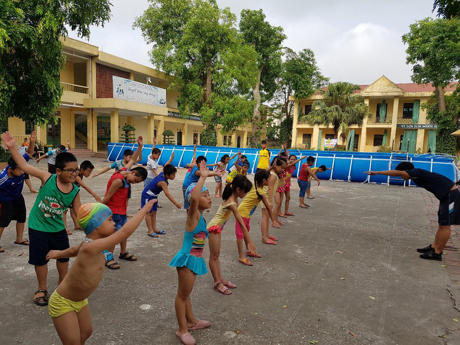 Tại nhà trường, việc thu phí đối với hoạt động dạy bơi ngoài giờ học cũng phải theo đúng quy định. Ảnh: Đức Long