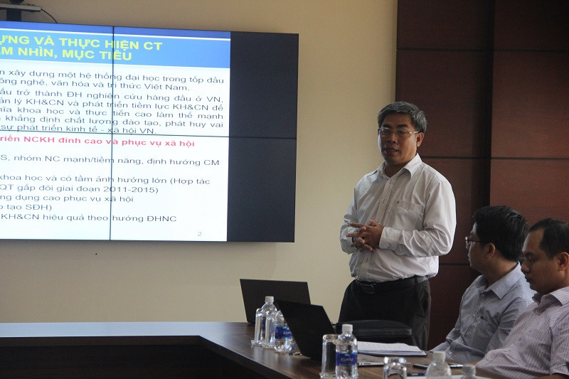 Đại diện ĐH Quốc gia TP.HCM giới thiệu tổng quan về các nội dung đến KH và CN của đơn vị