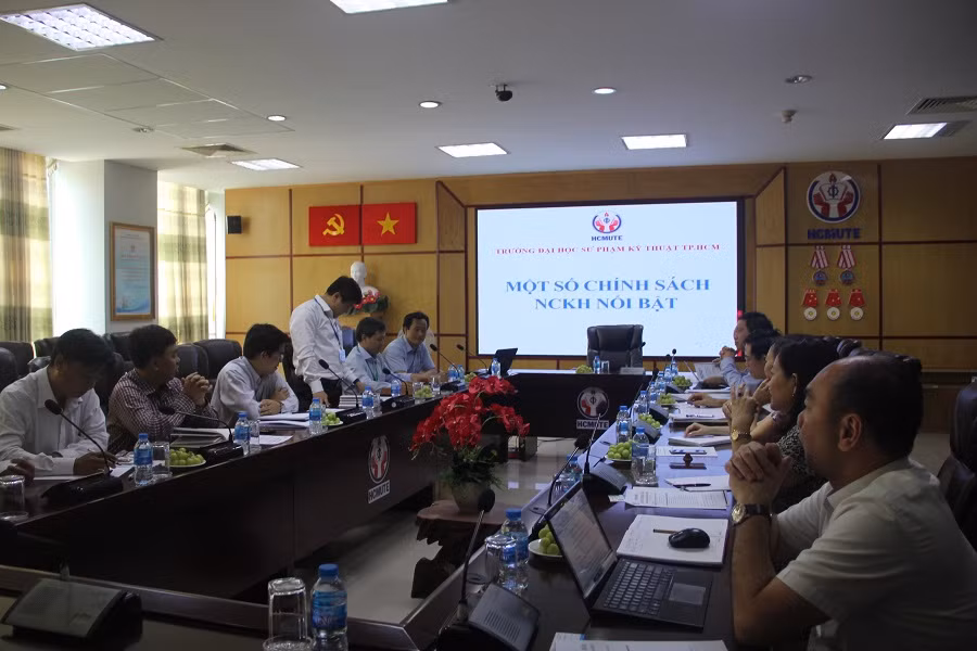 Đoàn khảo sát làm việc với các nhà khoa học Trường ĐH Sư phạm Kĩ thuật TP.HCM