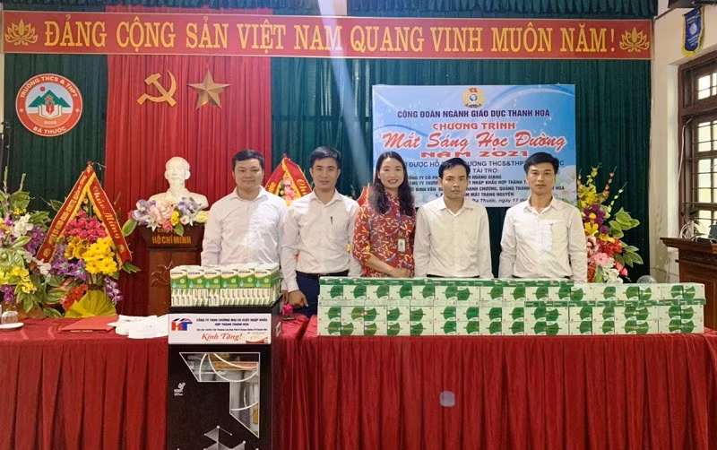 Công đoàn ngành giáo dục Thanh Hóa phối hợp với các đơn vị tổ chức hoạt động “Khám mắt học đường” năm 2021.