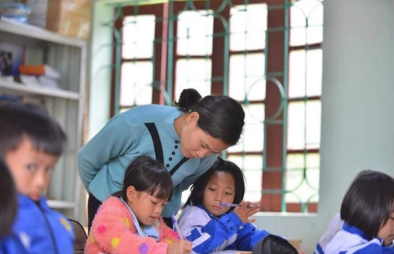 Để về quê Đoan Hùng (Phú Thọ) đón Tết, cô Bùi Minh Khuyên, Trường PTDTBT Tiểu học Pa Ủ (Mường Tè, Lai Châu) phải di chuyển 500 km với nhiều phương tiện. Ảnh: NVCC