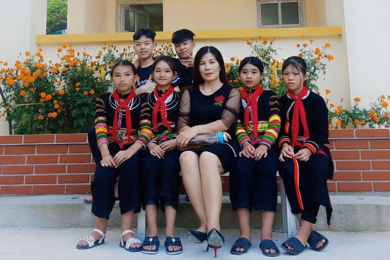 Cô Nguyễn Thị Huyền cùng học trò. Ảnh: NVCC