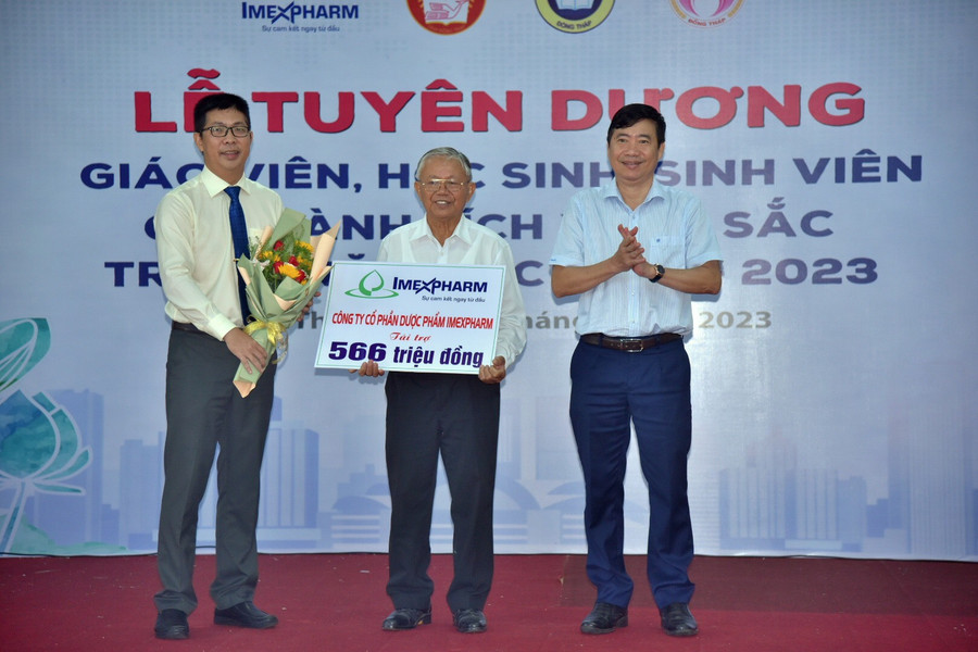 Đại diện Công ty CP Dược phẩm Imexpharm (bìa bên trái) trao bảng tượng trưng kinh phí tài trợ khen thưởng học sinh, sinh viên, giáo viên đạt thành tích xuất sắc. Đại diện Công ty CP Dược phẩm Imexpharm (bìa bên trái) trao bảng tượng trưng kinh phí tài trợ khen thưởng học sinh, sinh viên, giáo viên đạt thành tích xuất sắc.