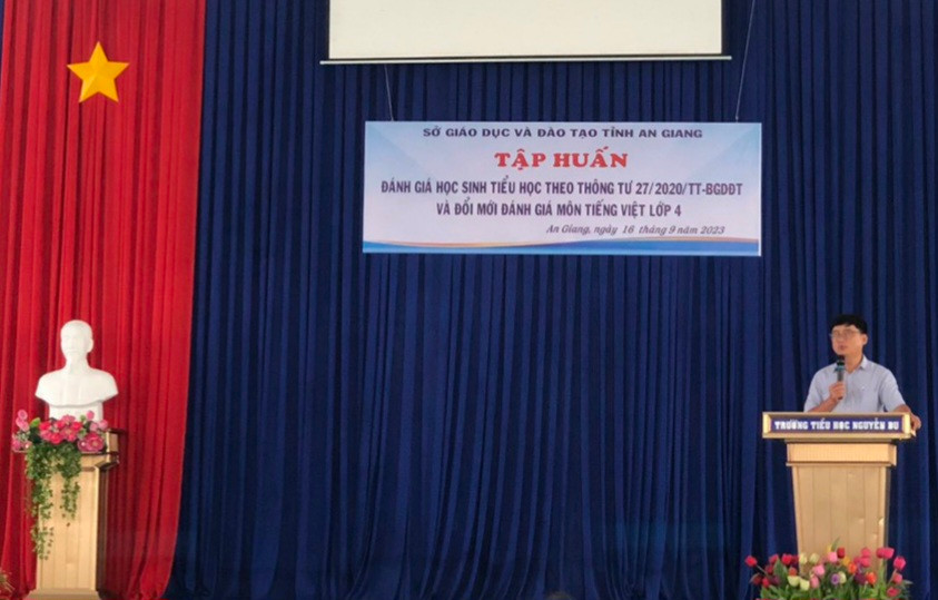 Ông Nguyễn Quốc Khanh - Phó Giám đốc Sở GD&amp;ĐT An Giang phát biểu khai mạc.