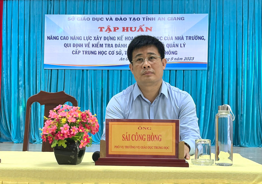 Ông Sái Công Hồng - Phó Vụ trưởng Vụ Giáo dục Trung học (Bộ GD&ĐT) tại Hội nghị. Ông Sái Công Hồng - Phó Vụ trưởng Vụ Giáo dục Trung học (Bộ GD&ĐT) tại Hội nghị.