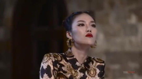 Đây là gương mặt của Lan Khuê khi Phạm Hương chủ động hướng dẫn thí sinh tạo dáng! - Ảnh 2 Day la guong mat cua Lan Khue khi Pham Huong chu dong huong dan thi sinh tao dang! - Anh 2