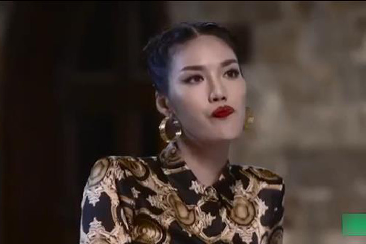 Gương mặt của Lan Khuê khi Phạm Hương chủ động hướng dẫn thí sinh tạo dáng!