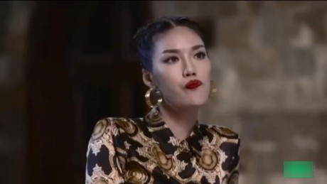 Đây là gương mặt của Lan Khuê khi Phạm Hương chủ động hướng dẫn thí sinh tạo dáng! - Ảnh 5 Day la guong mat cua Lan Khue khi Pham Huong chu dong huong dan thi sinh tao dang! - Anh 5