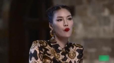 Đây là gương mặt của Lan Khuê khi Phạm Hương chủ động hướng dẫn thí sinh tạo dáng! - Ảnh 3 Day la guong mat cua Lan Khue khi Pham Huong chu dong huong dan thi sinh tao dang! - Anh 3