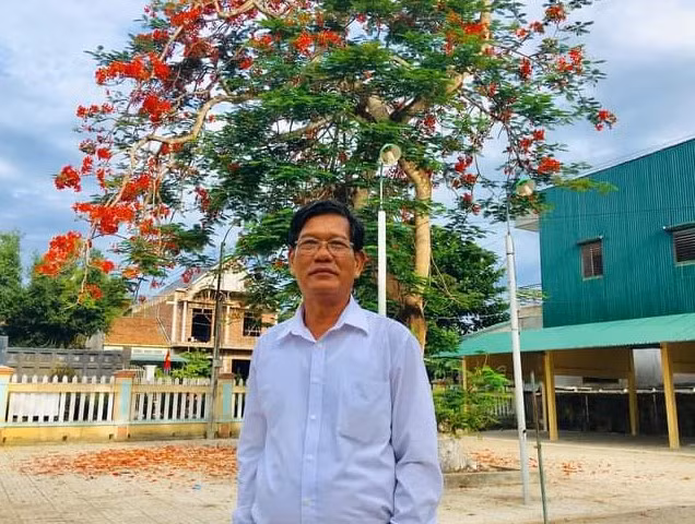 Thầy Trần Quang, nguyên Hiệu trưởng Trường THCS Hành Minh, (Nghĩa Hành, Quảng Ngãi