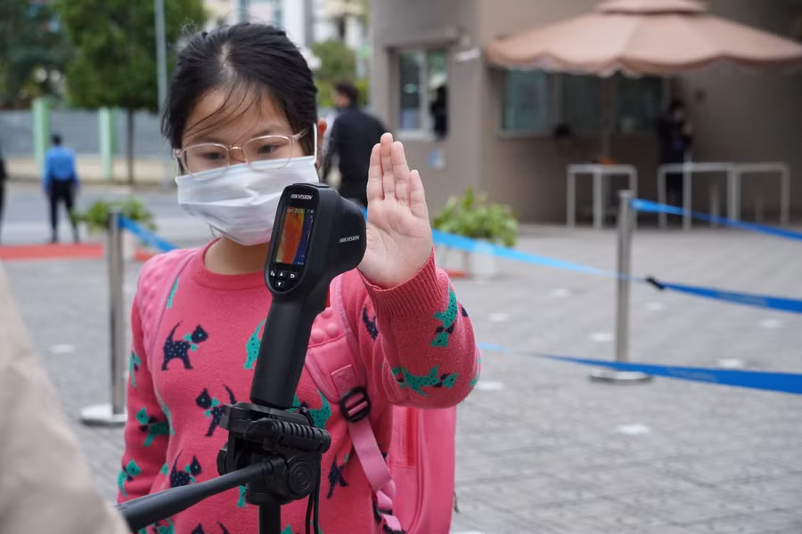 Camera tầm nhiệt kiểm soát nhiệt độ học sinh ngày đầu đến trường.