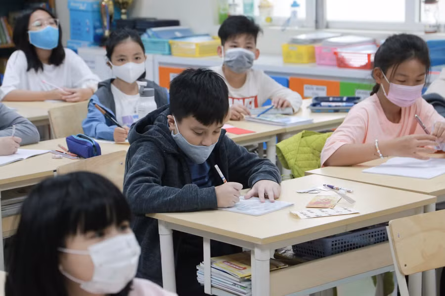 Trong giờ học, học sinh vẫn tiếp tục đeo khẩu trang và giữ khoảng cách an toàn tối thiểu.