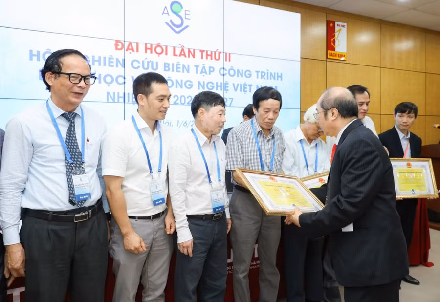 PGS.TS. Nguyễn Văn Đệ, tân Phó Chủ tịch VASE – hiện là Chủ tịch Hội đồng Khoa học và Đào tạo Trường ĐH Đồng Tháp (bìa trái) cùng các nhà khoa học nhận Bằng khen.