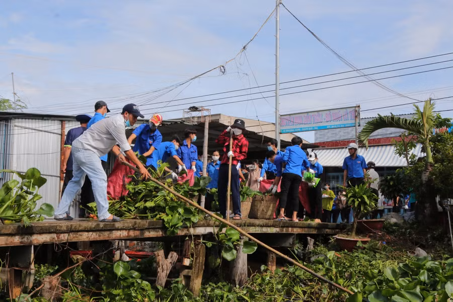 Đoàn viên thanh niên ra quân làm vệ sinh môi trường, thu gom xử lý chất thải.
