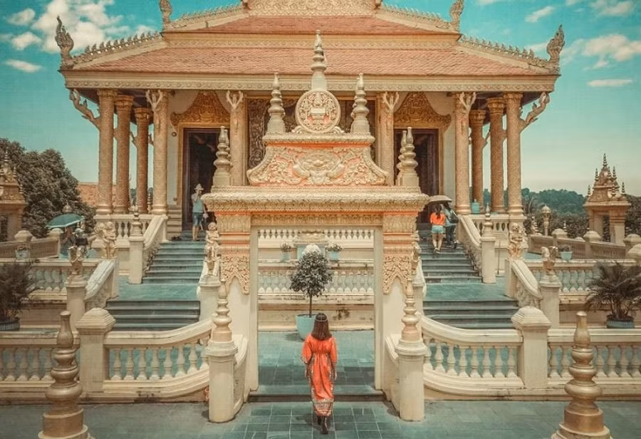 Làng Văn hóa Du lịch các Dân tộc Việt Nam, nơi trưng bày các công trình kiến trúc được tái hiện vô cùng sinh động, mang đậm nét văn hóa dân tộc. Ảnh: Luyến Nguyễn.