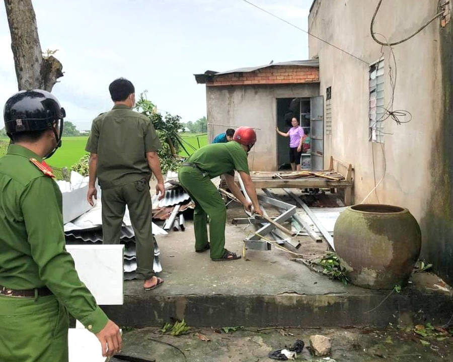 Lực lượng 4 tại chỗ hỗ trợ người dân khắc phục hậu quả mưa bão.