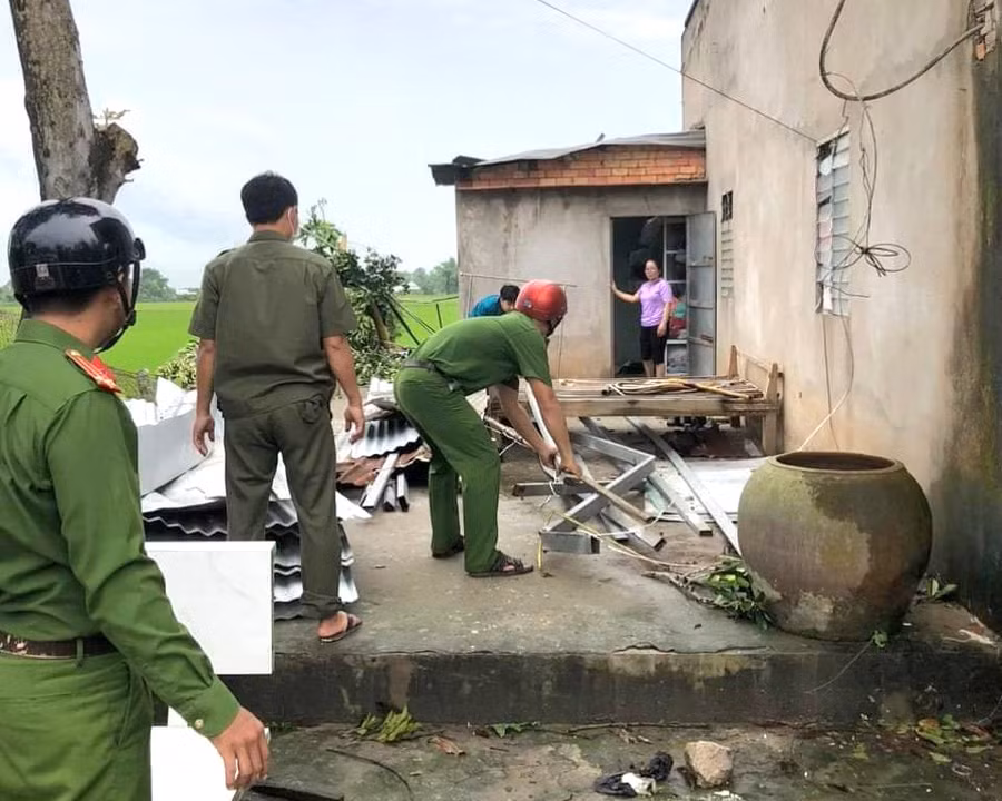 Lực lượng 4 tại chỗ hỗ trợ người dân khắc phục hậu quả mưa bão.