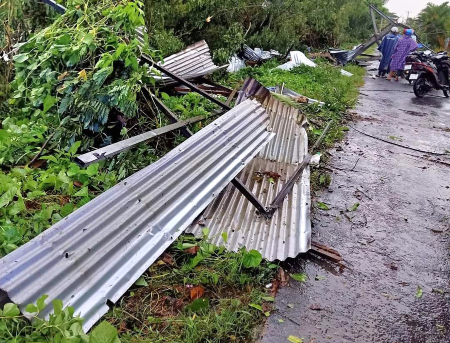 Nhà dân bị tốc mái.