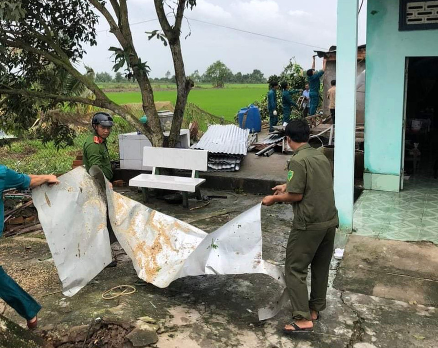 Mưa to, dông lốc làm sập và tốc mái 19 căn nhà trên địa xã Phú Thuận (Thoại Sơn, An Giang).