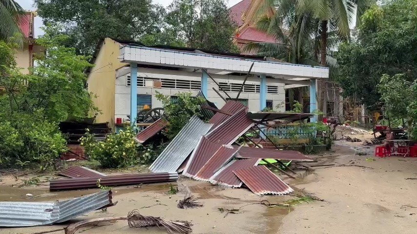 Nhà dân bị tốc mái do mưa to, dông lốc. Nhà dân bị tốc mái do mưa to, dông lốc.