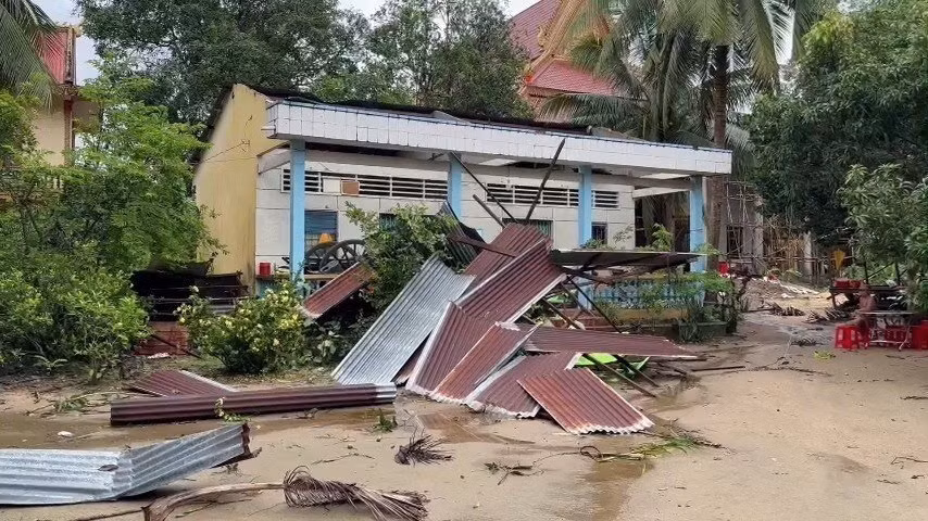 Nhà dân bị tốc mái do mưa to, dông lốc.