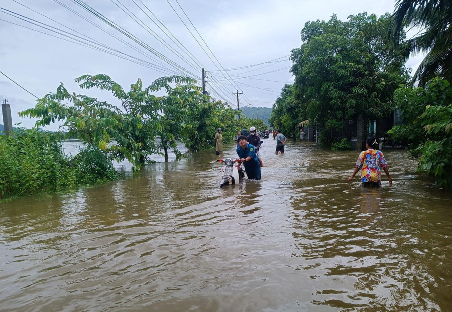 Đường giao thông bị ngập cục bộ ảnh hưởng việc đi lại của người dân. Đường giao thông bị ngập cục bộ ảnh hưởng việc đi lại của người dân.