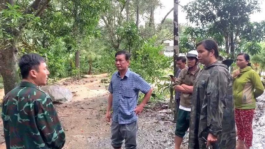 Lãnh đạo huyện Tri Tôn (An Giang) có mặt tại hiện trường chỉ đạo công tác khắc phục.