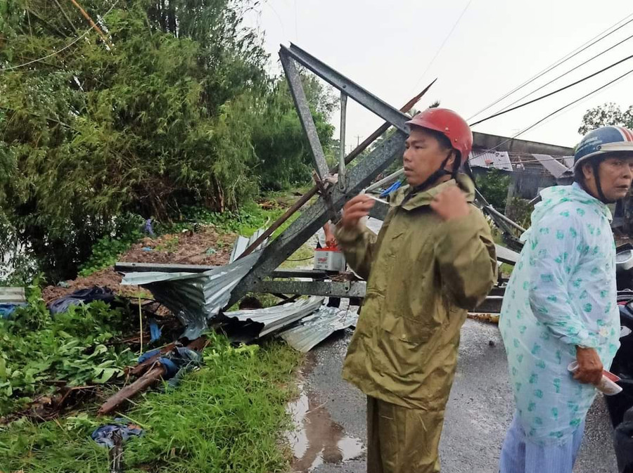 Trụ điện trung và hạ thế bị đổ ngã.