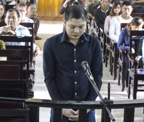 Luat su bao chua cho ke giet nu giam thi khong xuat hien o toa - Anh 1