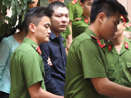 Luật sư bào chữa cho kẻ giết nữ giám thị không xuất hiện ở tòa - Ảnh 2 Luat su bao chua cho ke giet nu giam thi khong xuat hien o toa - Anh 2