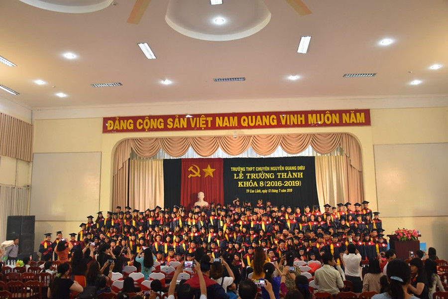 Học sinh khoá 8 trường THPT Chuyên Nguyễn Quang Diêu Học sinh khoá 8 trường THPT Chuyên Nguyễn Quang Diêu