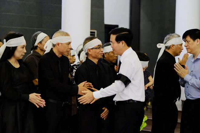 Ông Võ Văn Thưởng - Trưởng Ban Tuyên giáo Trung ương - chia buồn với gia đình giáo sư Hoàng Tụy. Ảnh: zing.vn