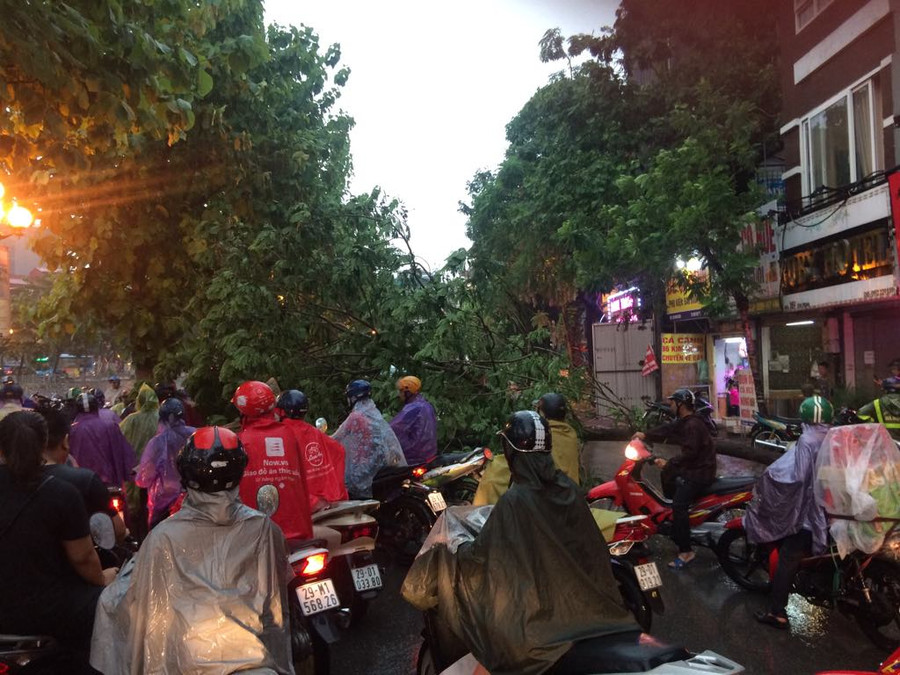 Đường chỉ còn khe hẹp để đi qua nên gây dồn ứ cục bộ