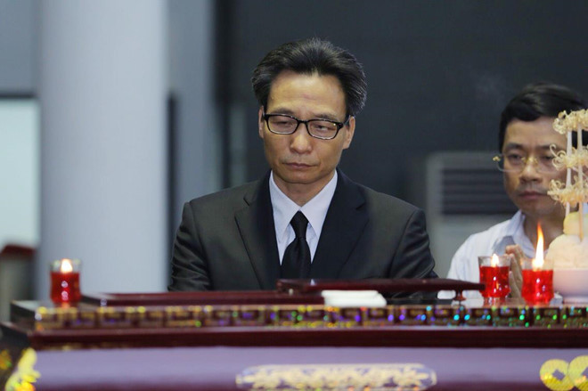 Phó Thủ tướng Vũ Đức Đam tiễn đưa giáo sư Hoàng Tụy