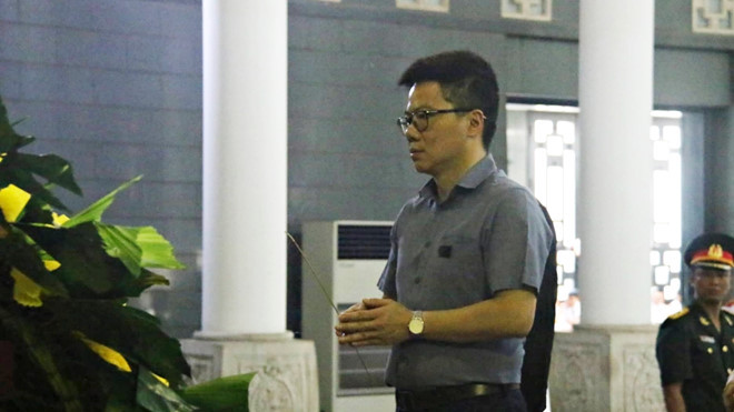 Giáo sư Ngô Bảo Châu tới viếng giáo sư Hoàng Tụy. Ảnh: Thanh niên