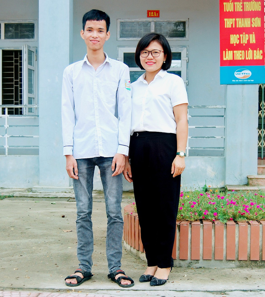 Thí sinh Đỗ Đình Lộc và cô giáo chủ nhiệm Trần Thanh Hà Thí sinh Đỗ Đình Lộc và cô giáo chủ nhiệm Trần Thanh Hà