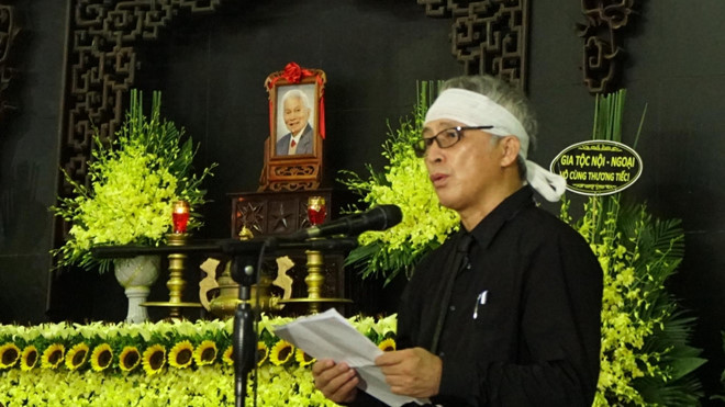 Ông Hoàng Dương Tùng, con trai cố giáo sư Hoàng Tụy thay mặt gia đình cảm ơn lãnh đạo Đảng, Nhà nước và bạn bè, thân hữu đã tới viếng và tiễn đưa cha mình về nơi an nghỉ cuối cùng. Ảnh: Thanh niên