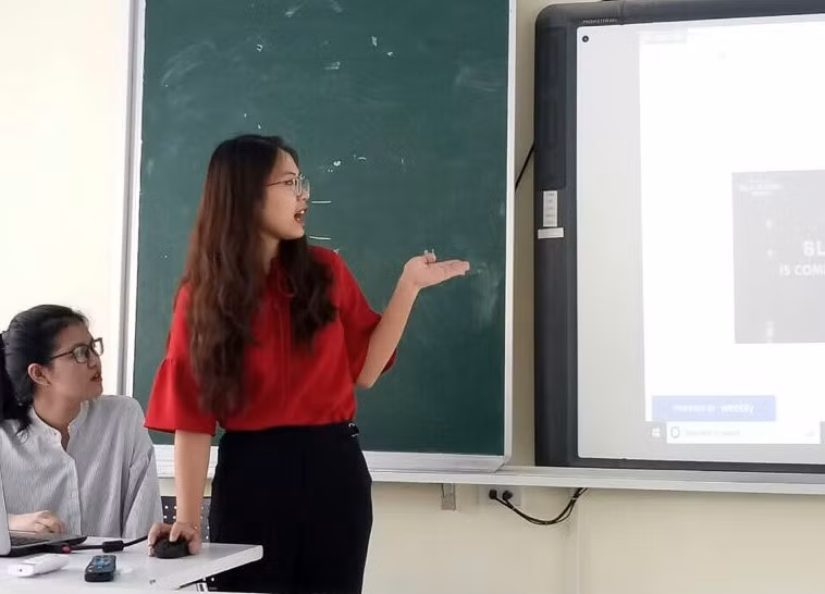 Sinh viên Trường ĐH Giáo dục sử dụng bảng tương tác trong dạy học, thiết kế bài giảng Sinh viên Trường ĐH Giáo dục sử dụng bảng tương tác trong dạy học, thiết kế bài giảng