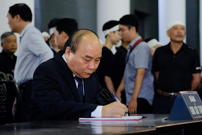 Thủ tướng ghi sổ tang. Ảnh: zing.vn