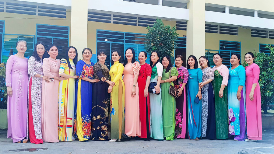 Nét duyên dáng, dịu dàng của phụ nữ ngành GD trong trang phục áo dài.