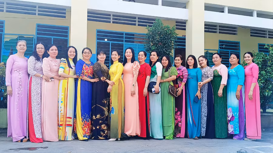 Nét duyên dáng, dịu dàng của phụ nữ ngành GD trong trang phục áo dài.