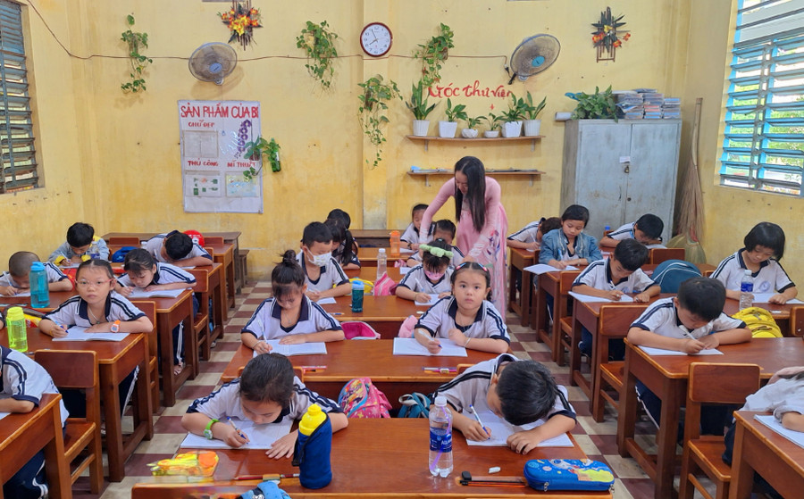 Cô Trần Thị Thúy Oanh (Giáo viên Trường Tiểu học A thị trấn Phú Hòa, Thoại Sơn) luôn trong trang phục áo dài khi đến lớp.