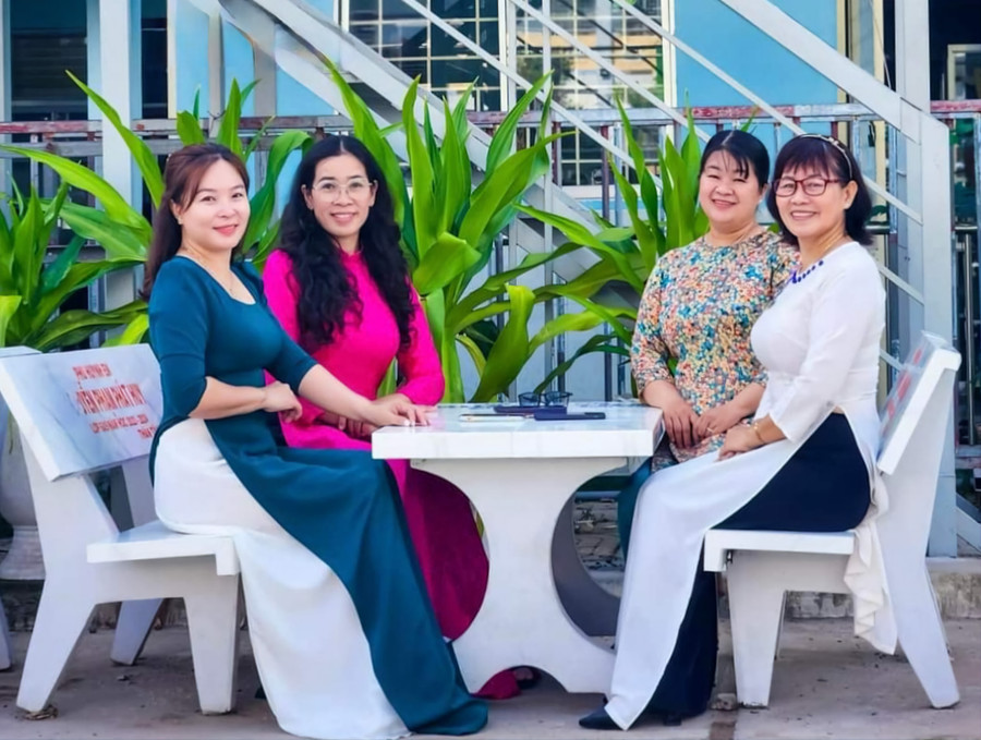 Nữ giáo viên Trường THCS Nguyễn Trãi (TP Châu Đốc, An Giang) duyên dáng trong trang phục áo dài.