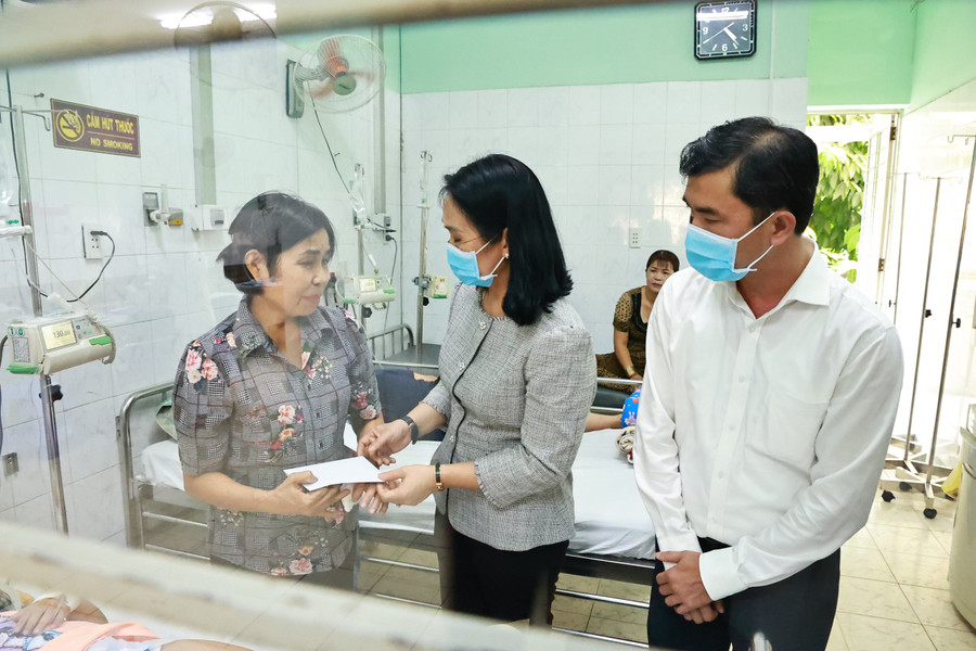 Bà Đặng Minh Nguyệt - Bí thư Thành ủy Long Khánh và ông Đỗ Chánh Quang - Chủ tịch Ủy ban nhân dân Thành phố Long Khánh trao quà hỗ trợ cho người thân bệnh nhi. (Ảnh: SYT)