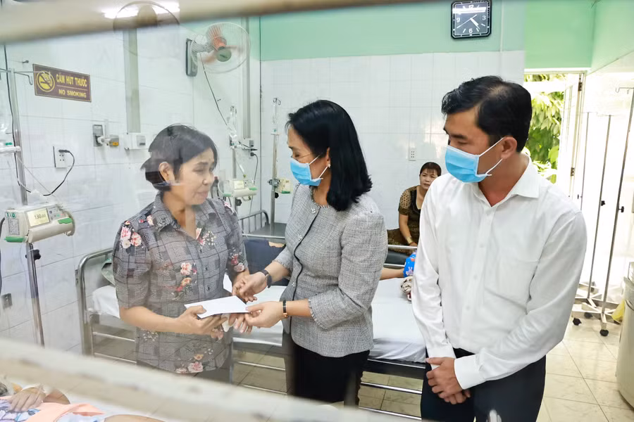 Bà Đặng Minh Nguyệt - Bí thư Thành ủy Long Khánh và ông Đỗ Chánh Quang - Chủ tịch Ủy ban nhân dân Thành phố Long Khánh trao quà hỗ trợ cho người thân bệnh nhi. (Ảnh: SYT)