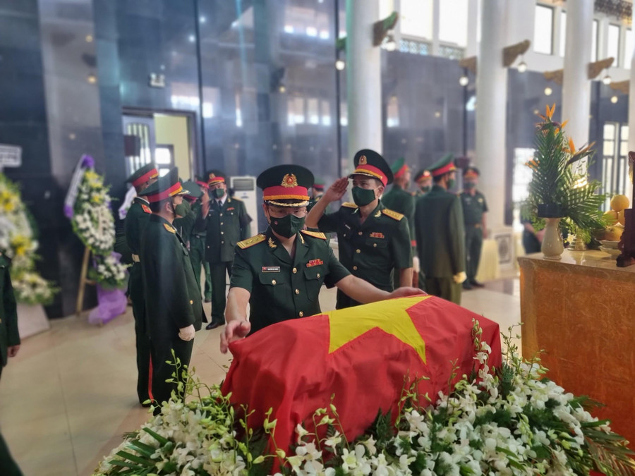 Linh cữu của Anh hùng Lực lượng Vũ trang nhân dân Kostas Nguyễn Văn Lập được phủ lá cờ Tổ quốc. Linh cữu của Anh hùng Lực lượng Vũ trang nhân dân Kostas Nguyễn Văn Lập được phủ lá cờ Tổ quốc.