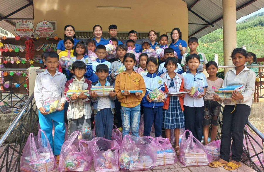 Học sinh huyện Sơn Tây được tặng sách giáo khoa trong Chương trình Trao kiến thức – Gửi yêu thương 2022. Học sinh huyện Sơn Tây được tặng sách giáo khoa trong Chương trình Trao kiến thức – Gửi yêu thương 2022.