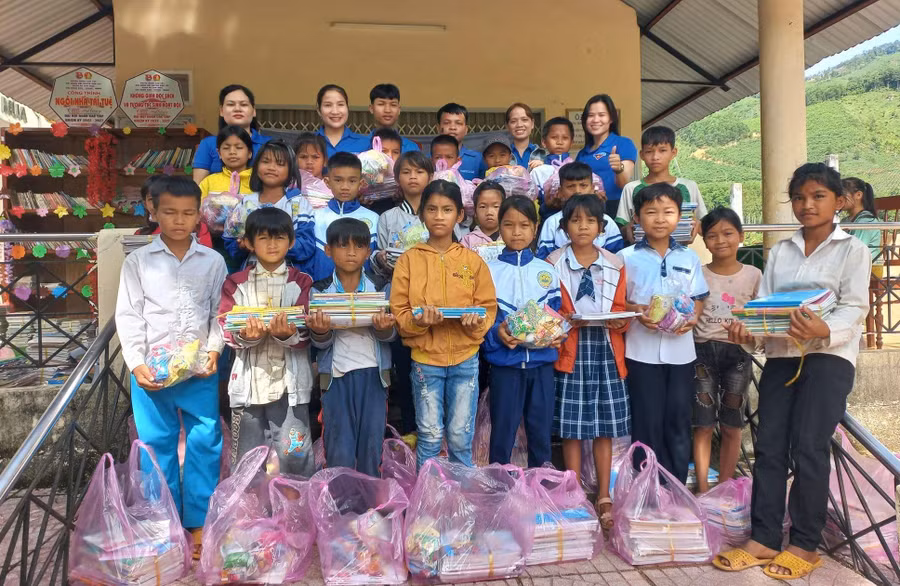 Học sinh huyện Sơn Tây được tặng sách giáo khoa trong Chương trình Trao kiến thức – Gửi yêu thương 2022.